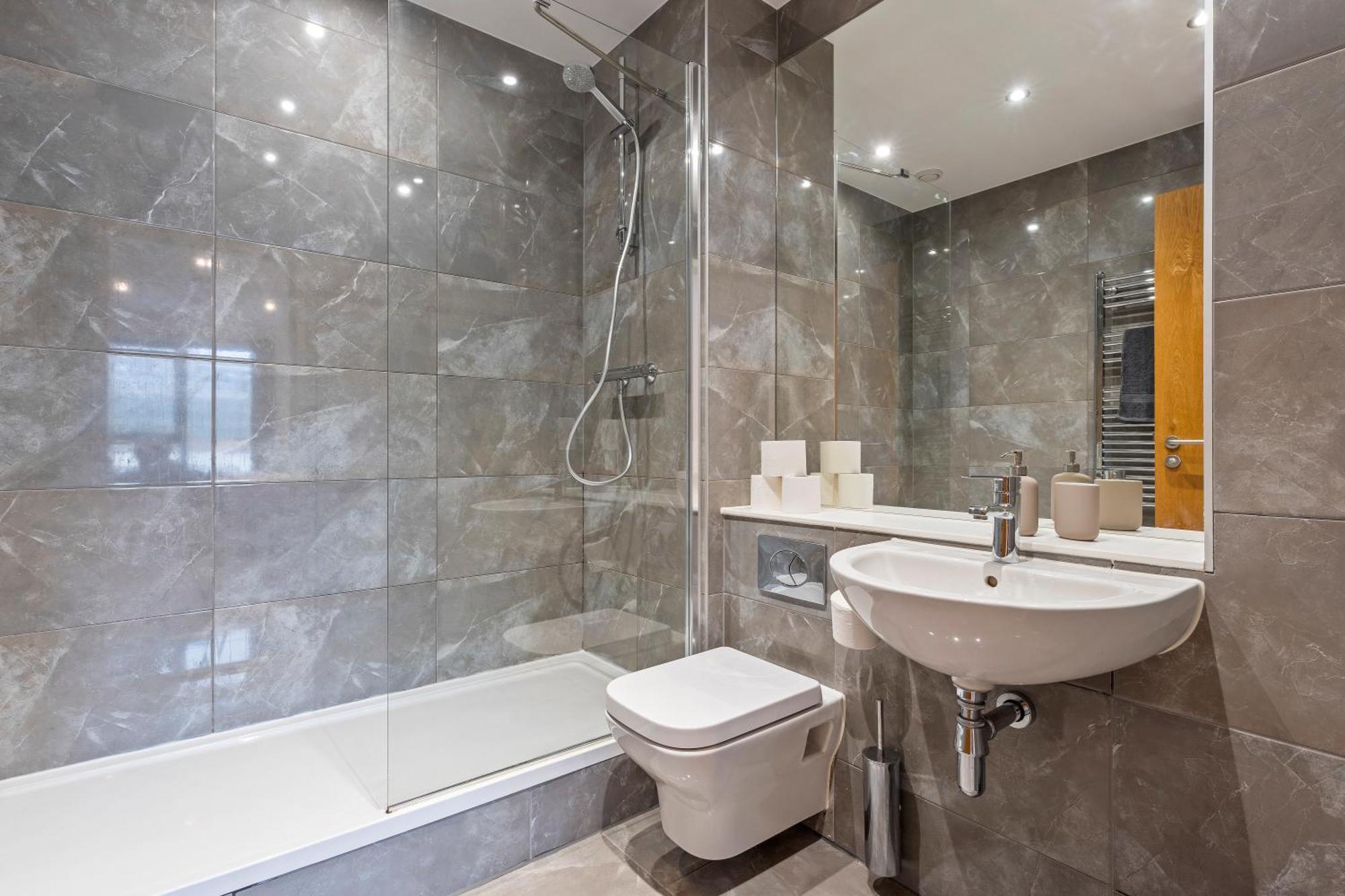 Shanti Suite - 2Bed 2Bath City Centre - Wifi - Netflix- Parking- Modern- Perfect For Family, Contractors, Leisure, Business By Shanti Nights Birmingham Exterior photo